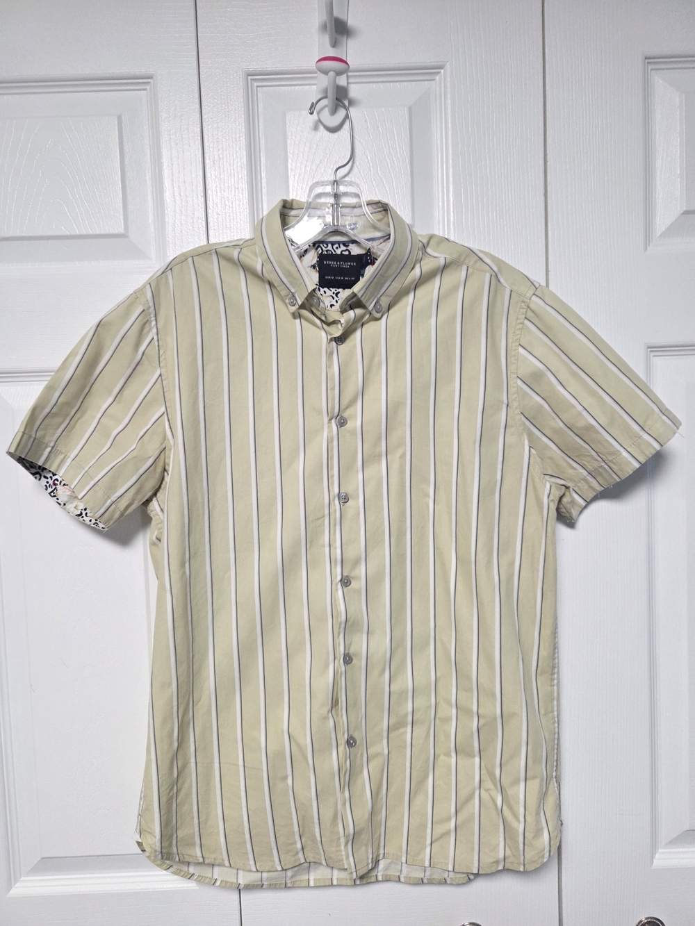 Men's Short-Sleeve Button-Down Shirt In Tan With Stripes - Size Medium